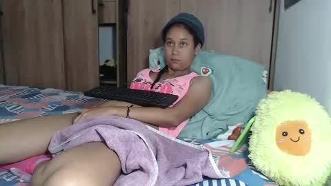 Snapshot of emmasweet95 chatting on December 4, 10:19 pm emmasweet95 online show from December 4, 10:19 pm