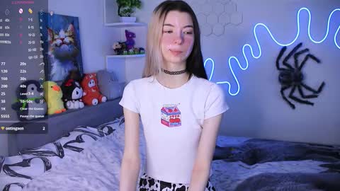 Snapshot of emmie_everly chatting on February 8, 11:35 am emmie_everly online show from February 8, 11:35 am