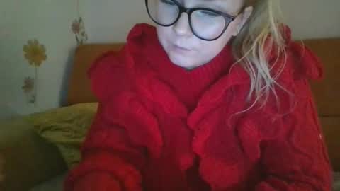 Snapshot of emmie_kelly chatting on December 21, 7:54 pm Kelly online show from December 21, 7:54 pm