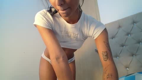 Snapshot of emmily_forever chatting on December 5, 4:20 am emmily online show from December 5, 4:20 am