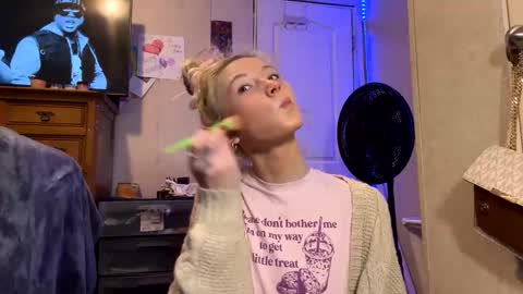 Snapshot of emmwarr1514 chatting on March 11, 12:39 pm emmwarr1514 online show from March 11, 12:39 pm