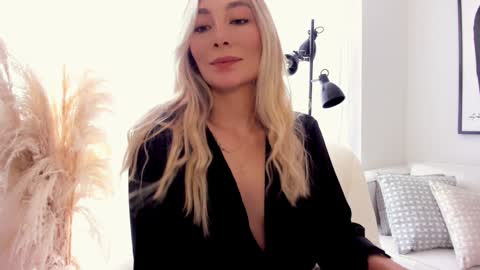 emyconneer online show from December 5, 3:06 pm