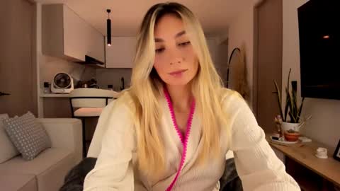 emyconneer online show from December 8, 2:07 am