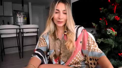 emyconneer online show from December 13, 5:00 pm