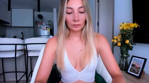 emyconneer online show from January 8, 2:25 pm