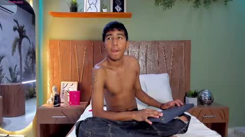 Snapshot of ender_h0tt chatting on July 3, 9:21 pm Ender online show from July 3, 9:21 pm