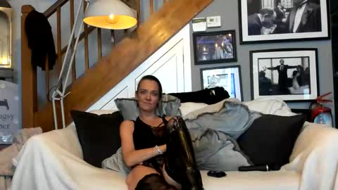 englishcouple81 online show from May 3, 12:49 am
