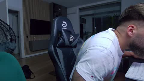 Erik online show from January 21, 6:34 pm