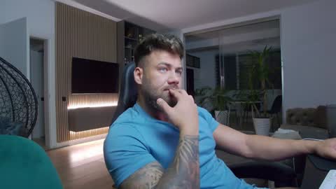 Erik online show from February 8, 5:39 pm