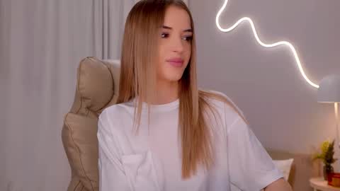 Snapshot of entya chatting on February 14, 8:33 am entya online show from February 14, 8:33 am