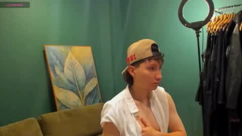 Snapshot of enzo_steel chatting on October 19, 6:41 pm enzo_steel online show from October 19, 6:41 pm