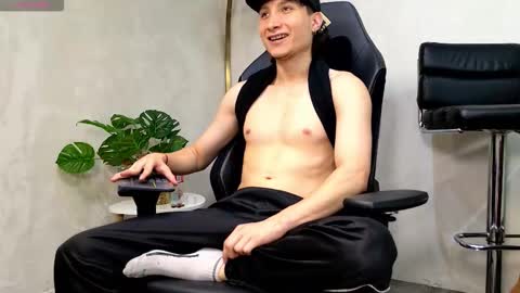 Snapshot of enzo_steel chatting on March 8, 2:04 am enzo_steel online show from March 8, 2:04 am