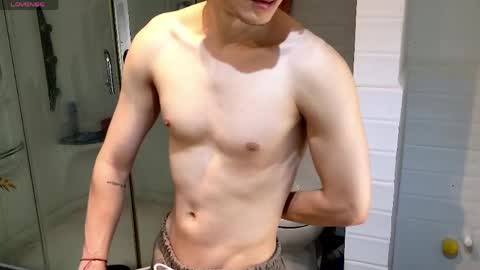 Snapshot of enzo_steel chatting on April 24, 10:45 pm enzo_steel online show from April 24, 10:45 pm