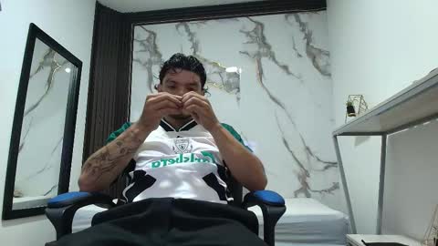 Snapshot of enzo_turner chatting on January 18, 3:32 am online show from January 18, 3:32 am