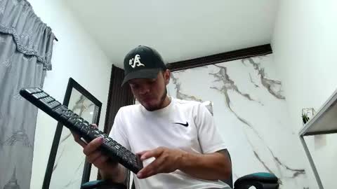 Snapshot of enzo_turner chatting on February 1, 4:11 am online show from February 1, 4:11 am