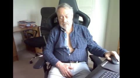 erasmus_d online show from February 15, 12:03 pm