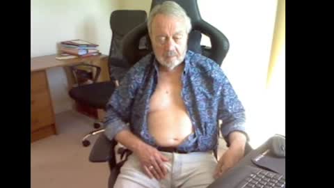 Snapshot of erasmus_d chatting on June 13, 4:38 pm erasmus_d online show from June 13, 4:38 pm