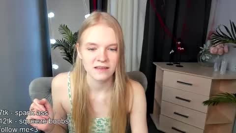 Snapshot of erica_coy_ chatting on November 29, 8:28 am Erica online show from November 29, 8:28 am