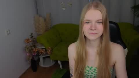 Snapshot of erica_coy_ chatting on December 14, 8:20 am Erica online show from December 14, 8:20 am