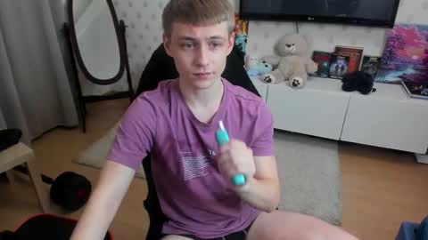 Max online show from November 18, 7:51 pm