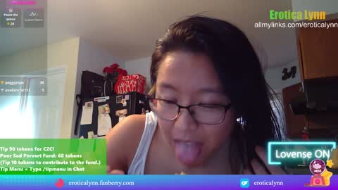 Snapshot of eroticalynn chatting on December 4, 8:51 pm Lynn online show from December 4, 8:51 pm