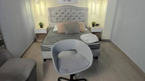 Escarlet online show from November 15, 12:45 pm