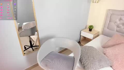 Snapshot of escarleth__ chatting on July 7, 1:59 pm Escarlet online show from July 7, 1:59 pm