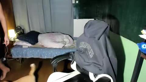 Snapshot of esilchan chatting on October 1, 2:39 am Chelliane online show from October 1, 2:39 am