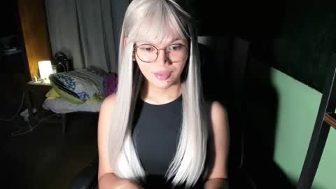 Snapshot of esilchan chatting on October 21, 2:01 am Chelliane online show from October 21, 2:01 am