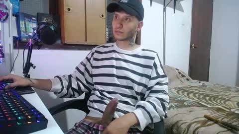 Snapshot of esjrobles chatting on December 15, 3:24 am Esteban online show from December 15, 3:24 am