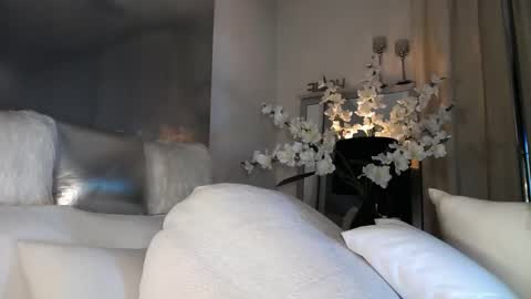 Snapshot of eskeira_ chatting on March 12, 12:53 am Esther online show from March 12, 12:53 am