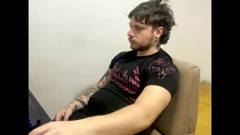 Snapshot of eskol212 chatting on February 6, 6:29 am eskol212 online show from February 6, 6:29 am