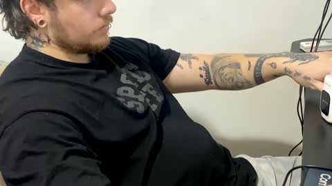 Snapshot of eskol212 chatting on February 17, 7:31 pm eskol212 online show from February 17, 7:31 pm