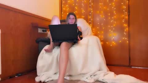 Snapshot of esma347866 chatting on January 16, 1:15 pm esma347866 online show from January 16, 1:15 pm