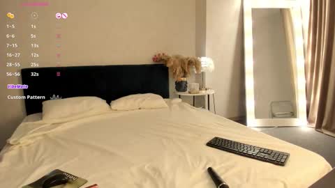 Esme Runn online show from October 28, 3:10 am