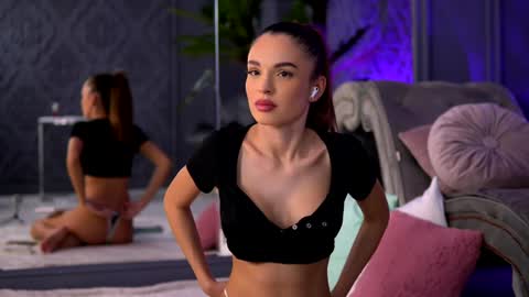 Snapshot of esmeainsley chatting on December 4, 10:30 pm Raluca  online show from December 4, 10:30 pm