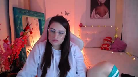 Esmeralda online show from February 25, 2:00 pm