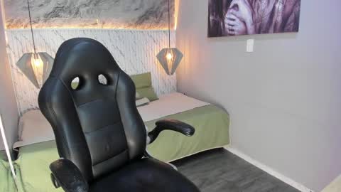 Esmeralda online show from April 6, 8:10 pm