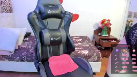 esme online show from February 26, 7:35 pm