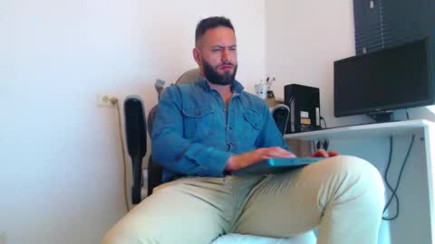 Snapshot of esteban7984068 chatting on February 14, 2:14 pm esteban online show from February 14, 2:14 pm