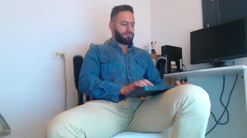 Snapshot of esteban7984068 chatting on February 17, 12:45 pm esteban online show from February 17, 12:45 pm