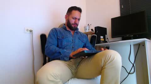 esteban online show from April 8, 3:23 pm