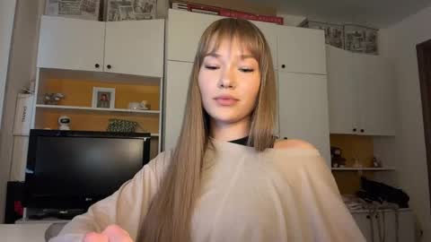 estellezdebski online show from May 30, 11:51 am