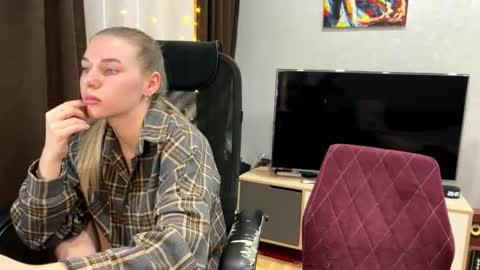 Ester online show from March 1, 7:05 pm