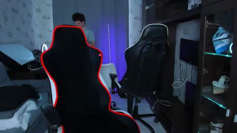 Snapshot of esthetics_boys chatting on February 25, 9:09 am LOUIS online show from February 25, 9:09 am