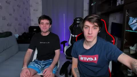 Snapshot of esthetics_boys chatting on February 28, 5:37 am LOUIS online show from February 28, 5:37 am