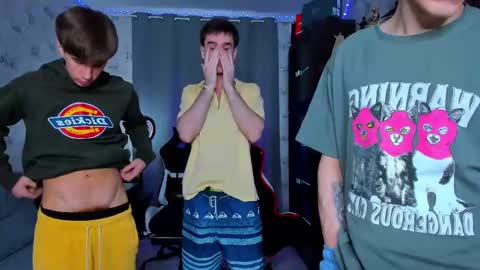 Snapshot of esthetics_boys chatting on March 10, 8:15 am LOUIS online show from March 10, 8:15 am