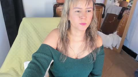 Snapshot of estrellah__ chatting on December 28, 4:08 am - E S T R E L L A M I L F - online show from December 28, 4:08 am