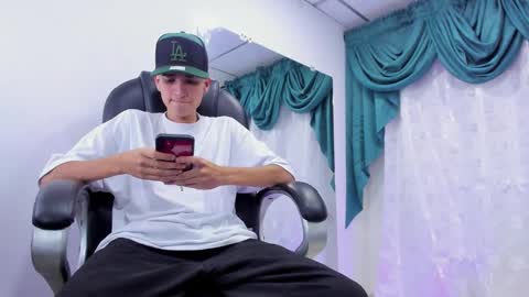 Snapshot of ethan_boy_ chatting on December 18, 9:29 pm Ethan online show from December 18, 9:29 pm