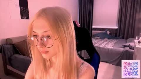 Snapshot of eufemiazurawski chatting on March 4, 10:32 am Tali online show from March 4, 10:32 am